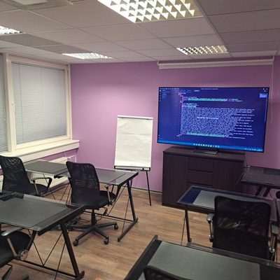 Учебный класс Gamma Intelligence Training Centre в Таллинне — экран с кодом и рабочие места