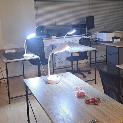 Мастерская электроники Gamma Intelligence Training Centre в Таллинне — учебные рабочие места с лампами и компонентами